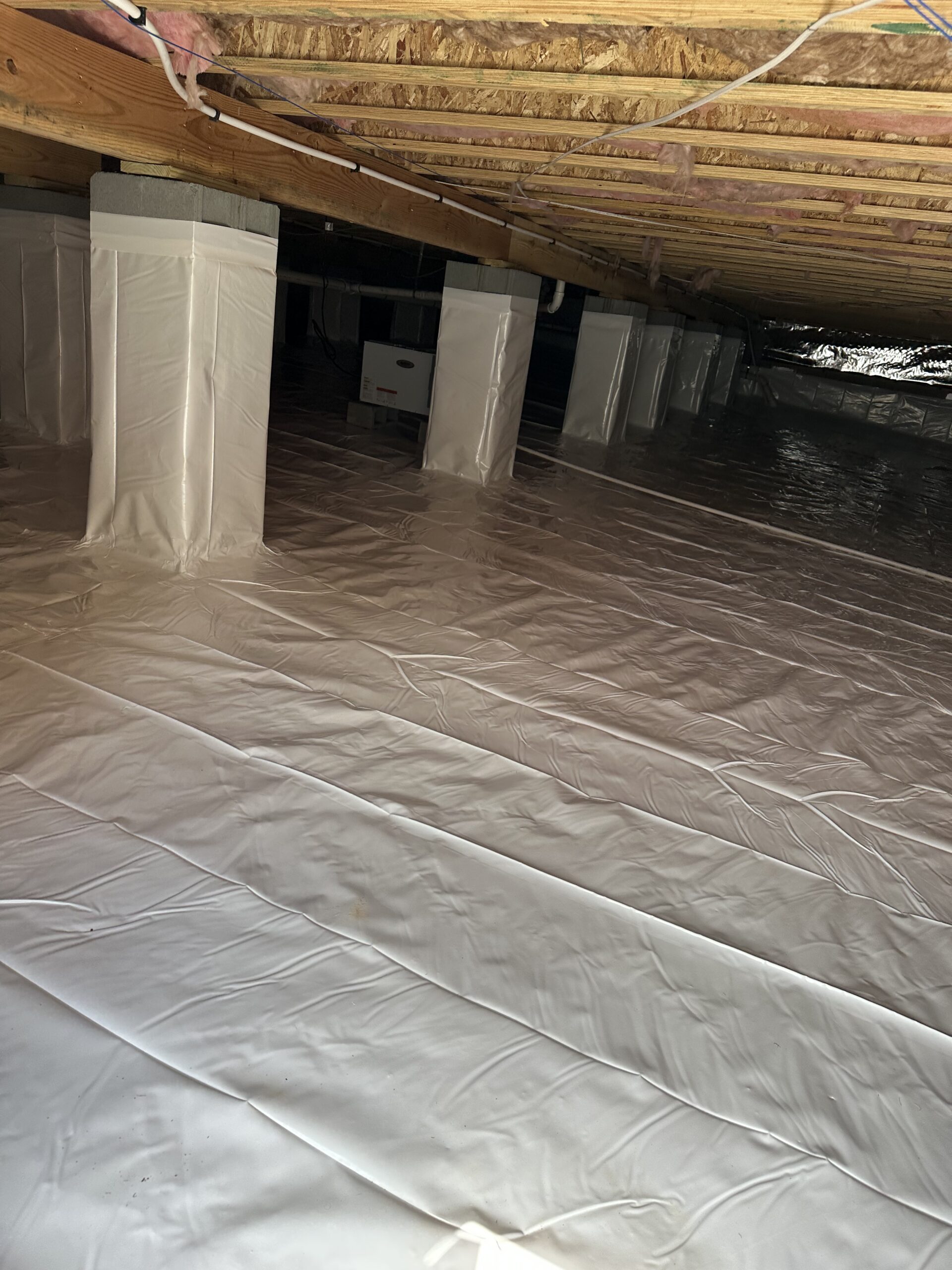 Encapsulated crawlspace with vapor barrier